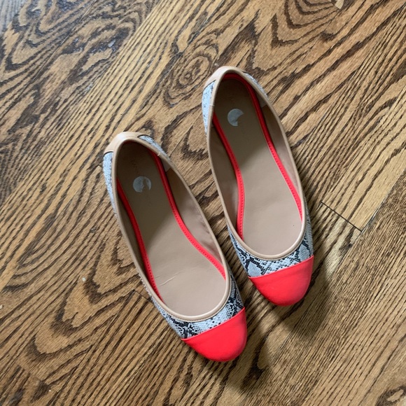 Banana Republic Snakeskin Flats Size 8 - Picture 2 of 3